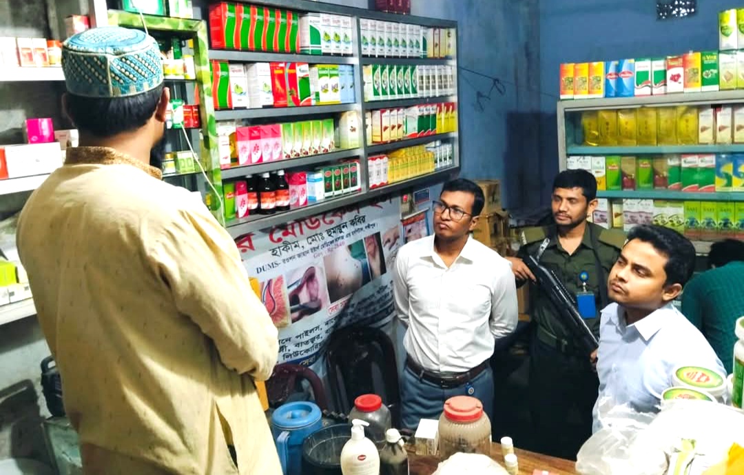 লক্ষ্মীপুরে ফার্মেসিতে অভিযান, দুই ব্যবসায়ী ও এক ব্যক্তিকে জরিমানা